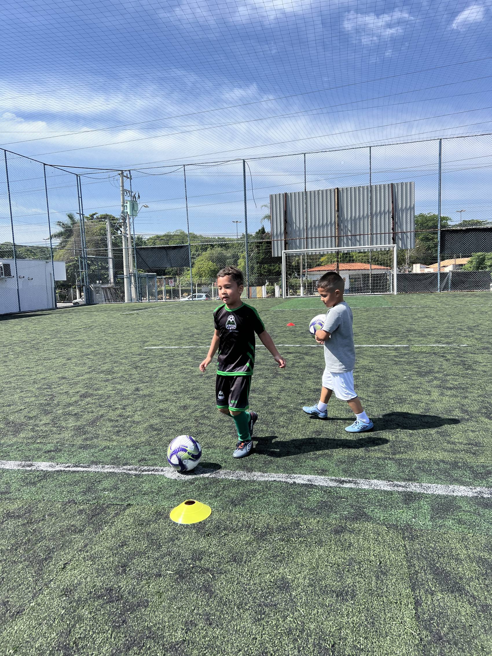 Bolas, cones e squeezes personalizados usados nos treinos da Arena Fut7