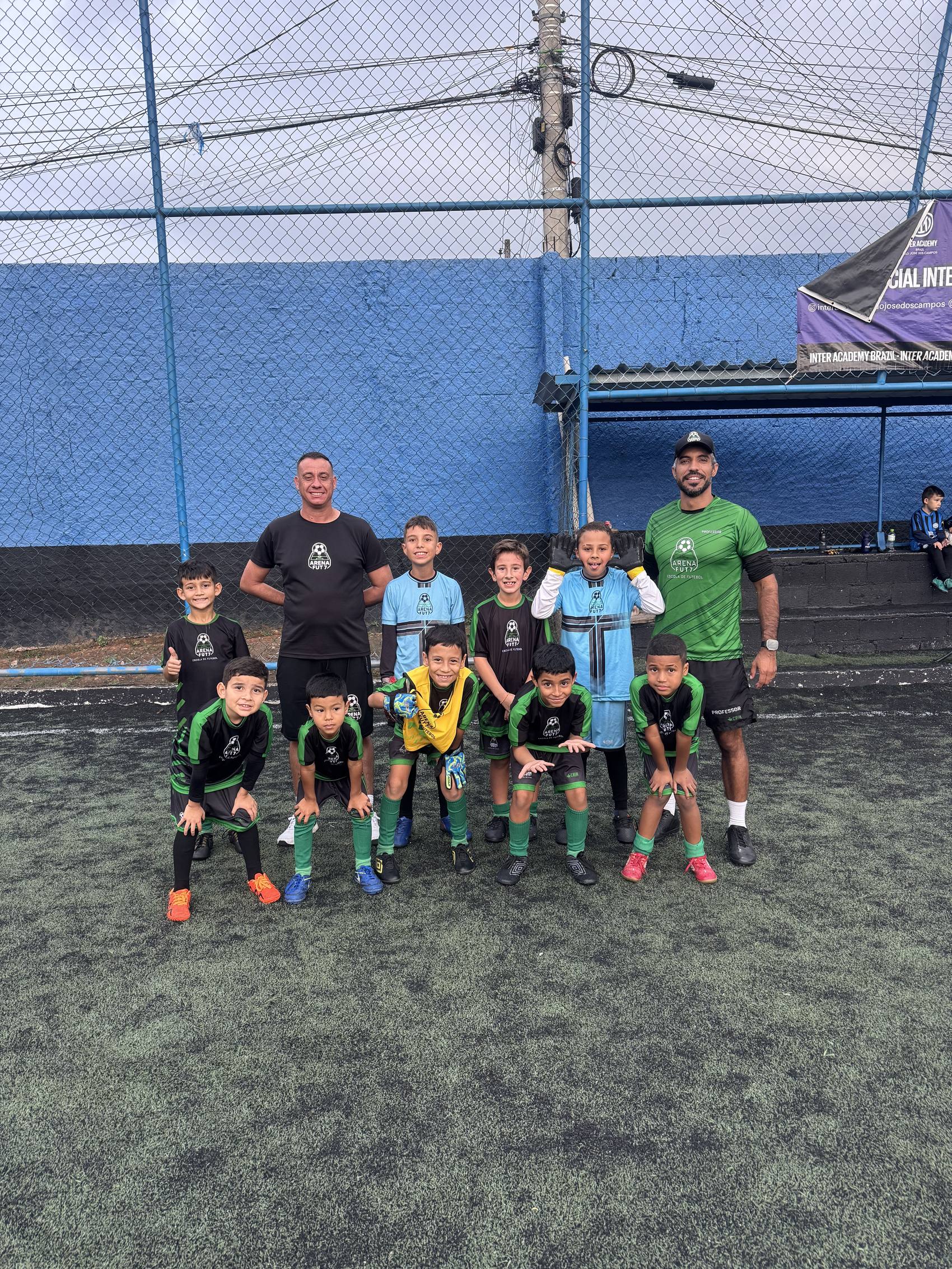 Aluno correndo entre cones em exercício de agilidade