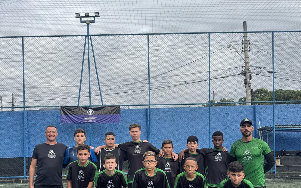 Turma de performance da Arena Fut7 reunida em quadra